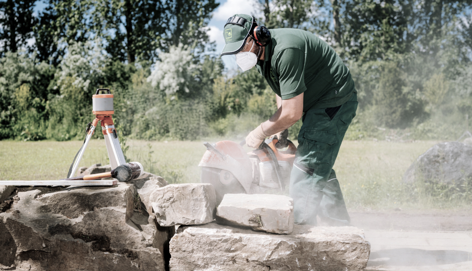 Ein Landschaftsgärtner hat nach einem erfolgreichen Bewerbungsprozess einen Job in einerm GaLaBau Betrieb