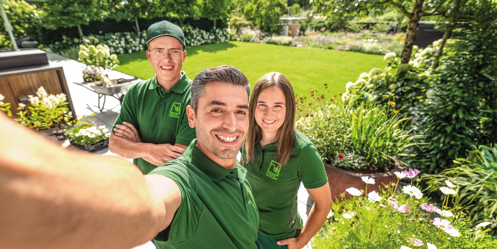 Landschaftsgärtnerinnen und Landschaftsgärtner starten den Tag mit Vogelgezwitscher.