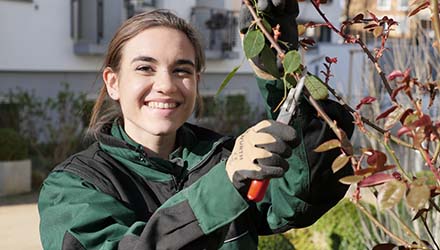 Viele Schüler und Schülerinnen machen ein Praktikum im Garten und Landschaftsbau bevor sie sich für eine Ausbildung entscheiden