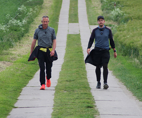 Andreas Dietirch und sein Laufpartner laufen durch Deutschland