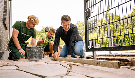 Ein kleines Team arbeitet gemeinsam auf der Baustelle