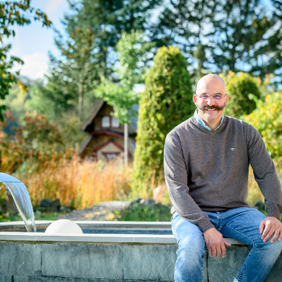Falco Werner sitzt am Poolrand