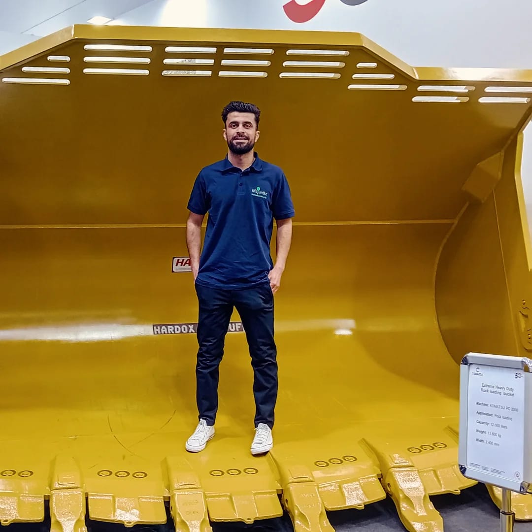 Hawkar steht in einer Baggerschaufel