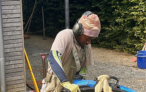 Jamine Mupia arbeitet im Gartenbau 