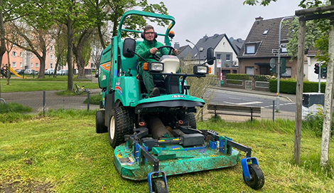 Holger ist in seinem neuen Beruf sehr glücklich und arbeitet mit einem großen Gerät