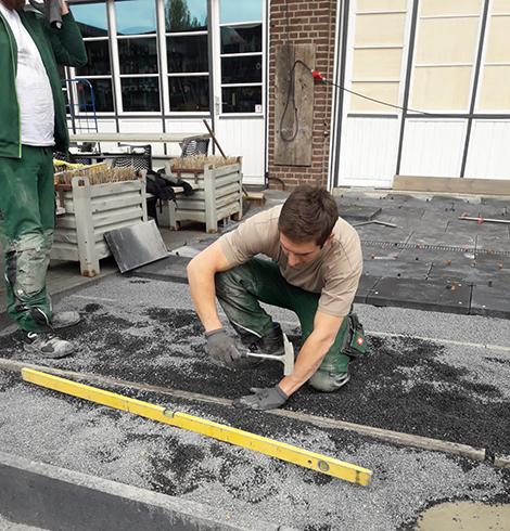 Simon arbeitet auf einer Baustelle