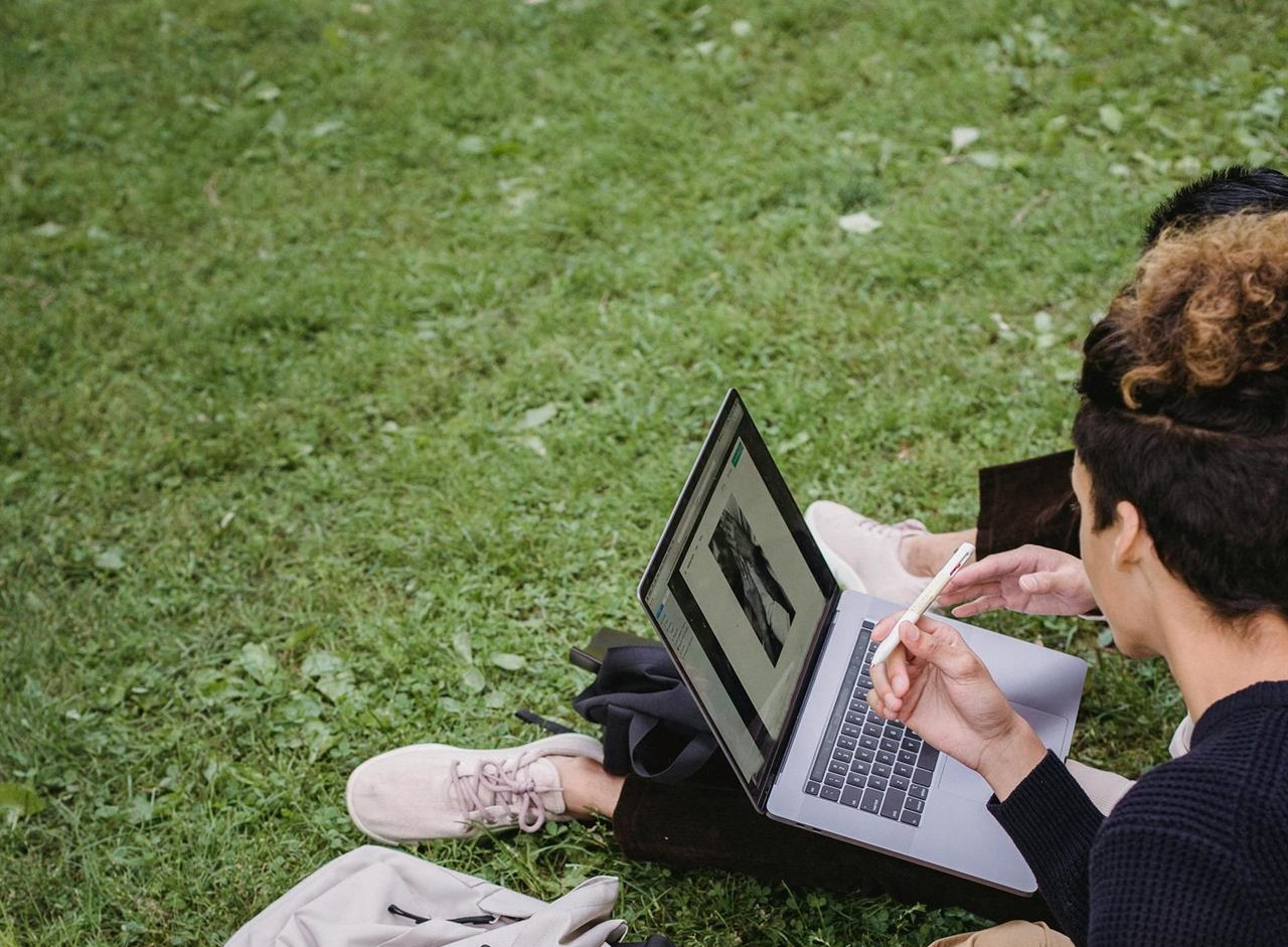 Studierende lernen outdoor