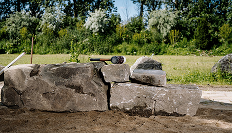 Steinmauer im Garten