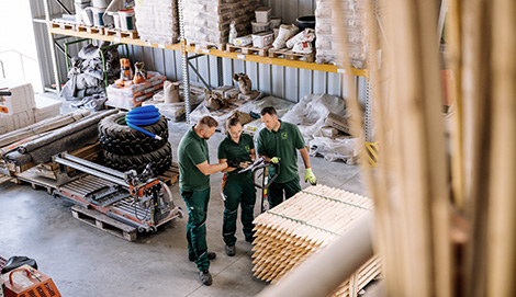 Team im Lager prüft Materialien